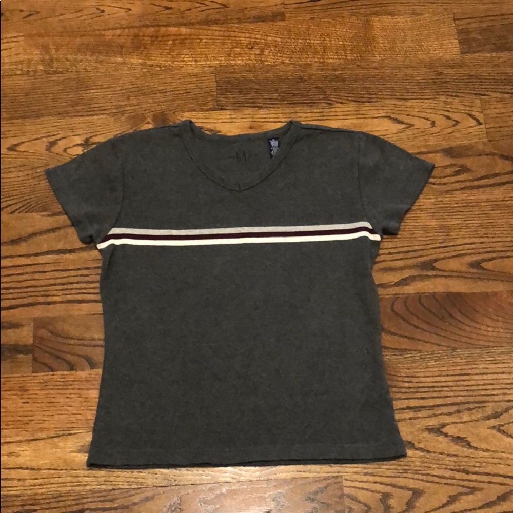 Gap woman’s short sleeve gray tee.